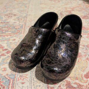 Dansko leather clogs size 39 (8.5-9 women's) - lightening design